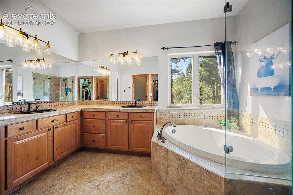 Image 19 of 40: Bathroom