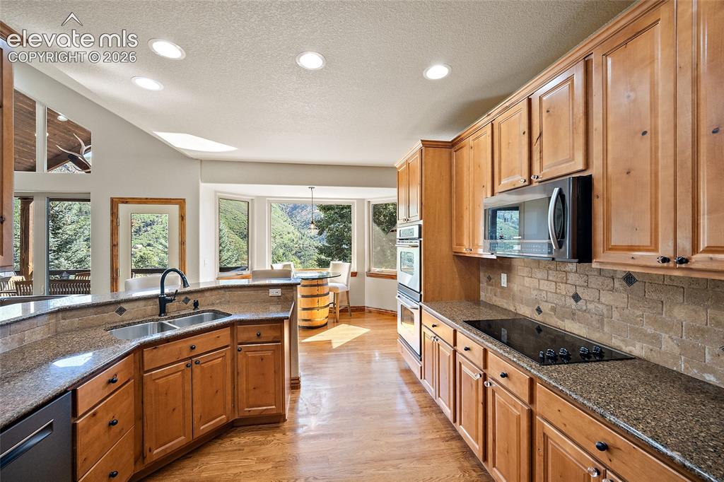 Image 6 of 40: Kitchen