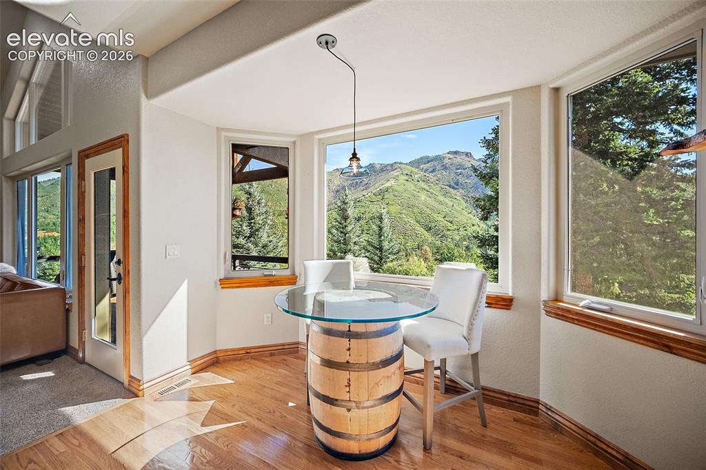 Image 7 of 40: Dining Area