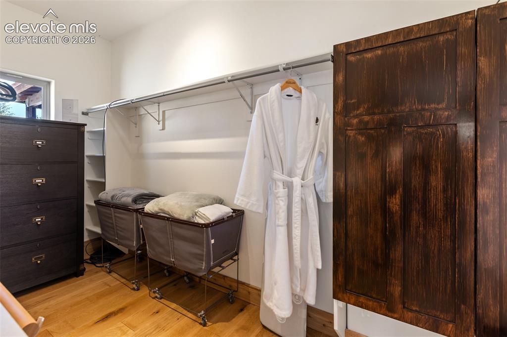 Image 25 of 47: Walk-In Closets