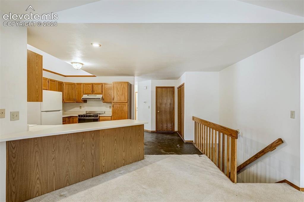 Image 10 of 50: Kitchen