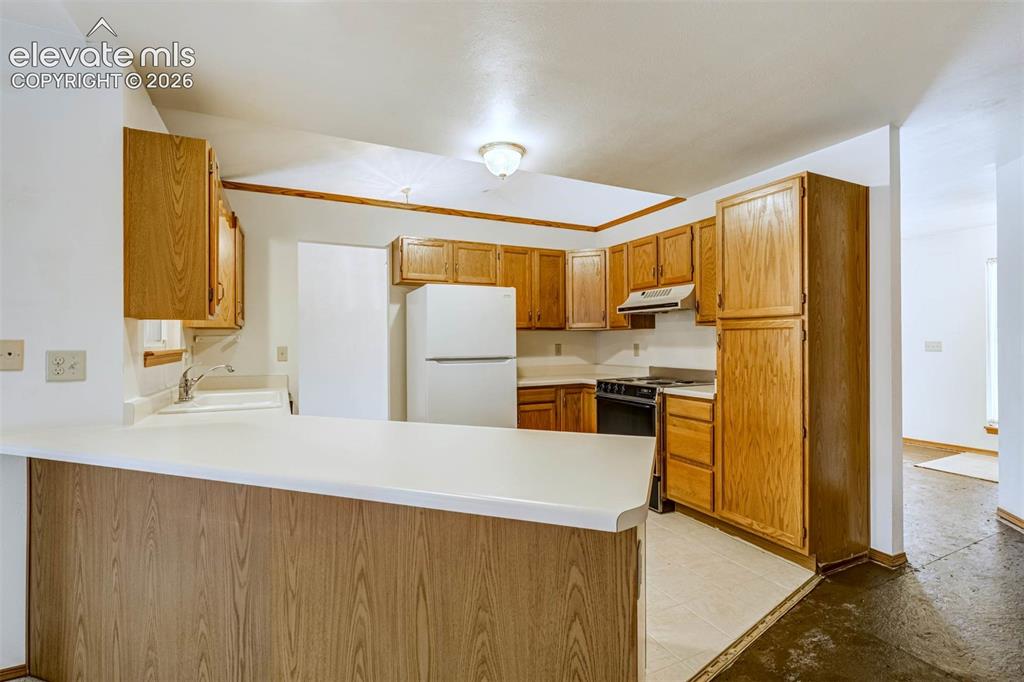 Image 11 of 50: Kitchen