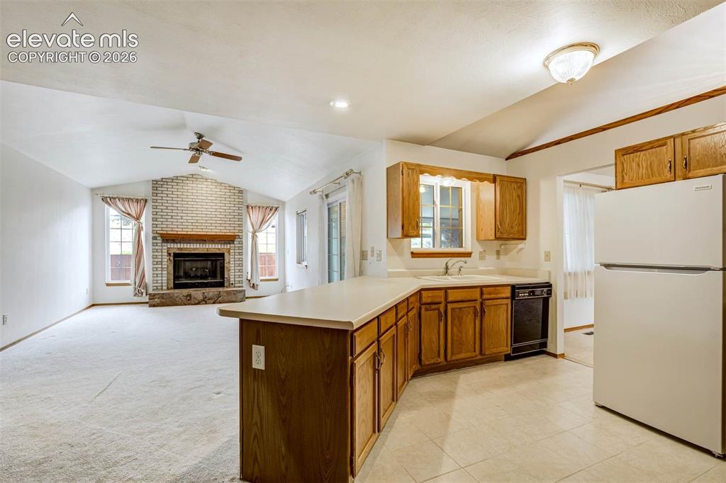 Image 12 of 50: Kitchen