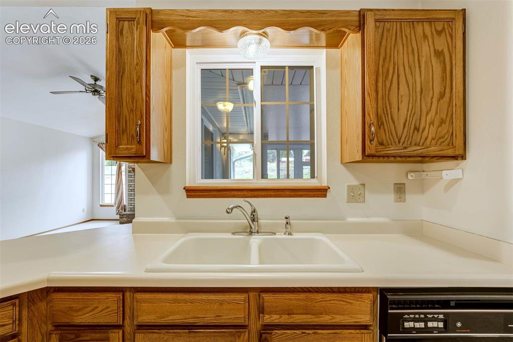 Image 9 of 50: Kitchen