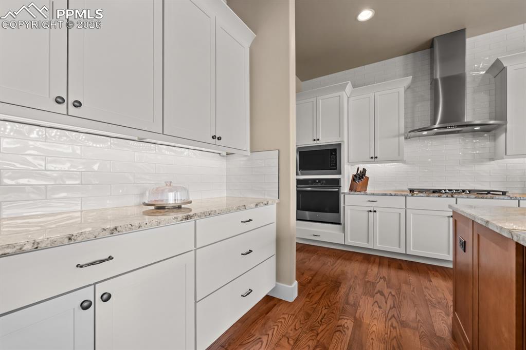 Image 15 of 34: Kitchen