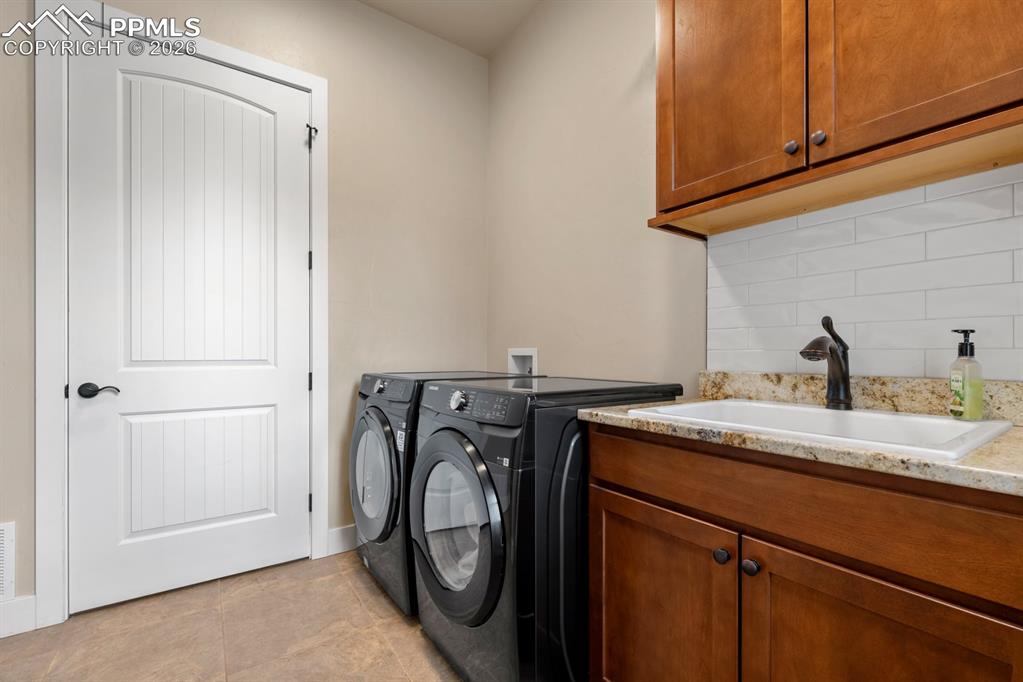 Image 18 of 34: Laundry