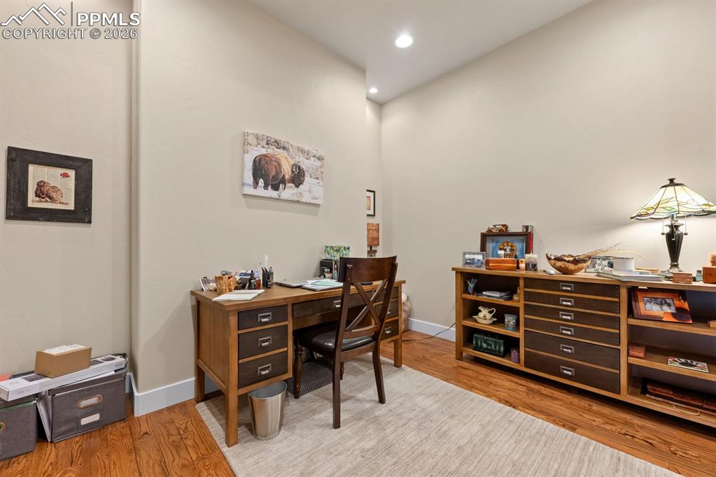 Image 19 of 34: Office