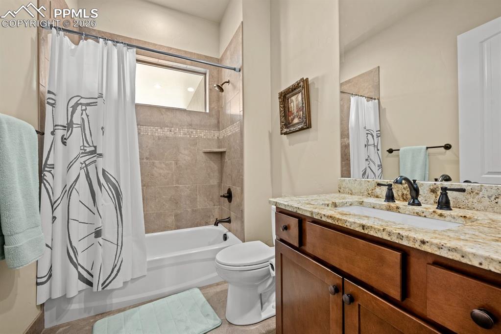 Image 21 of 34: Bathroom