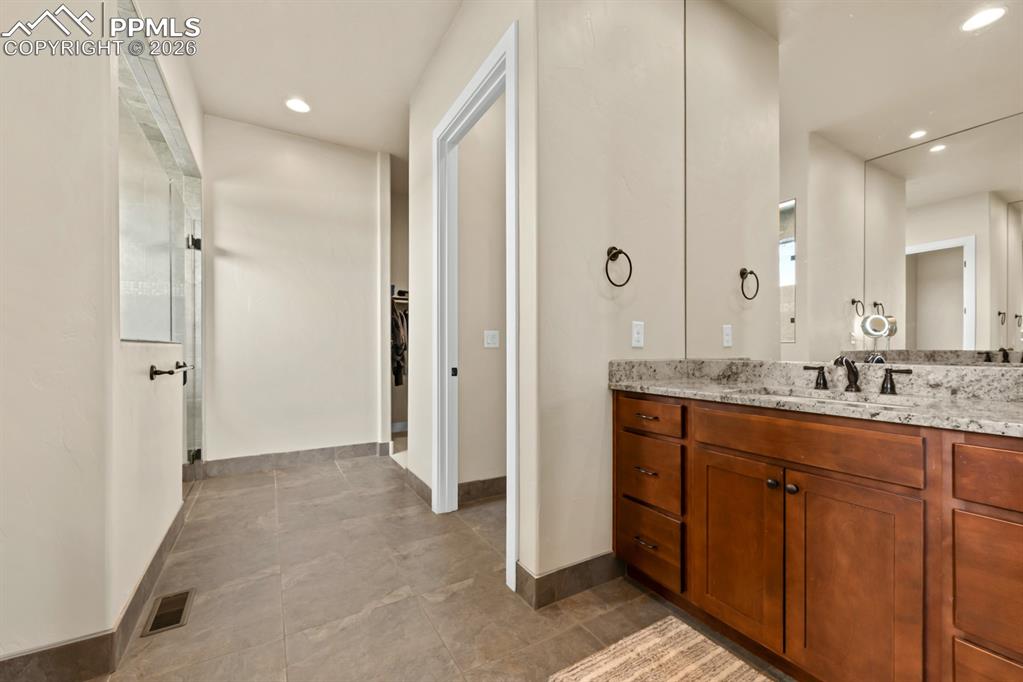 Image 24 of 34: Bathroom