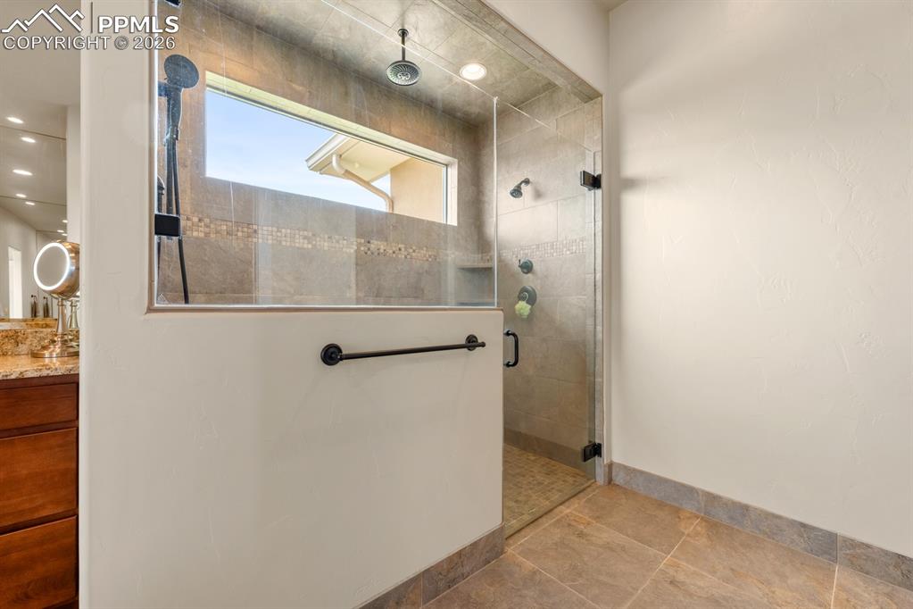 Image 25 of 34: Bathroom