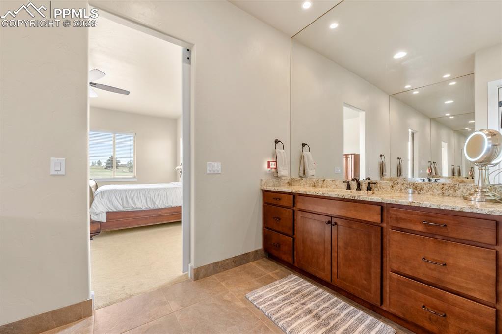 Image 26 of 34: Bathroom