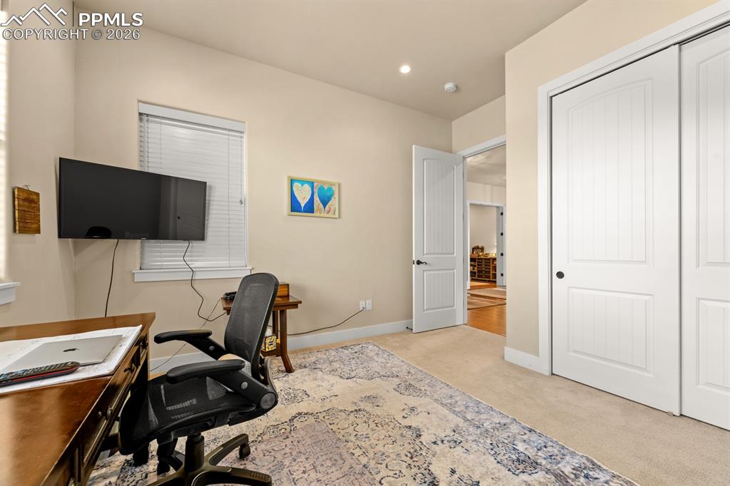 Image 32 of 34: Office