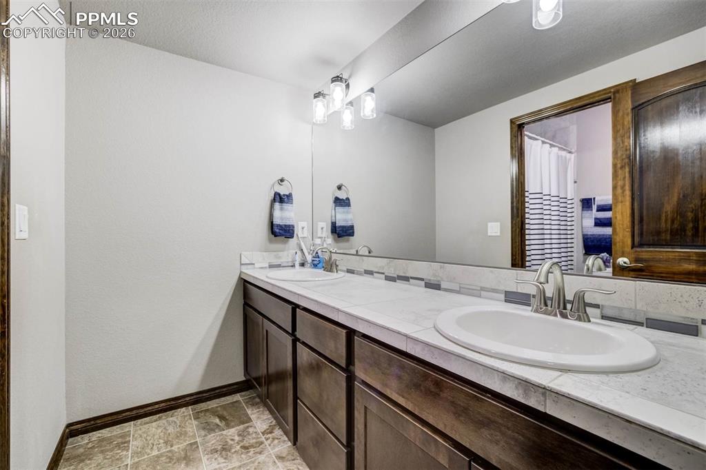 Image 31 of 38: Bathroom