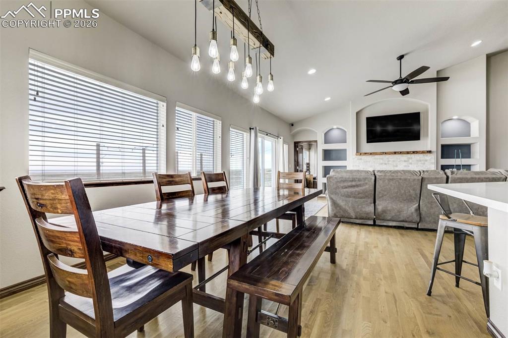 Image 9 of 38: Dining Area