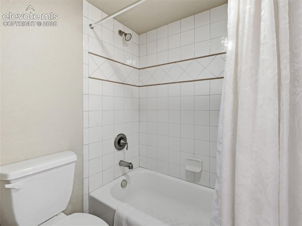 Image 34 of 45: Bathroom