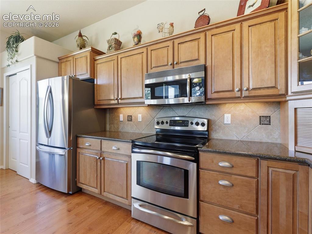 Image 9 of 45: Kitchen