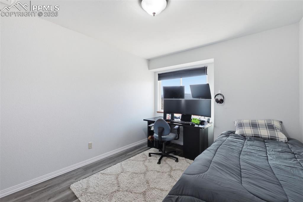 Image 18 of 31: Bedroom