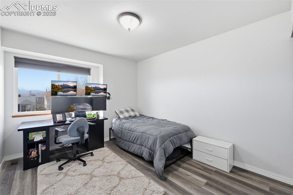 Image 19 of 31: Bedroom