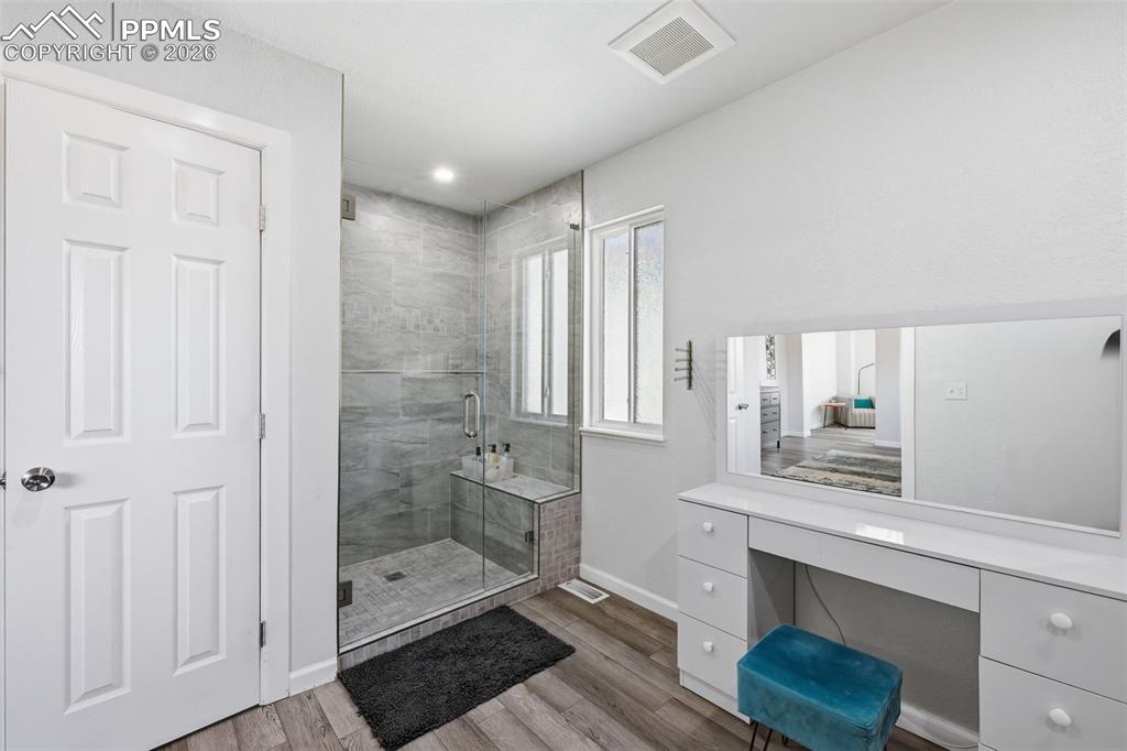 Image 22 of 31: Bathroom