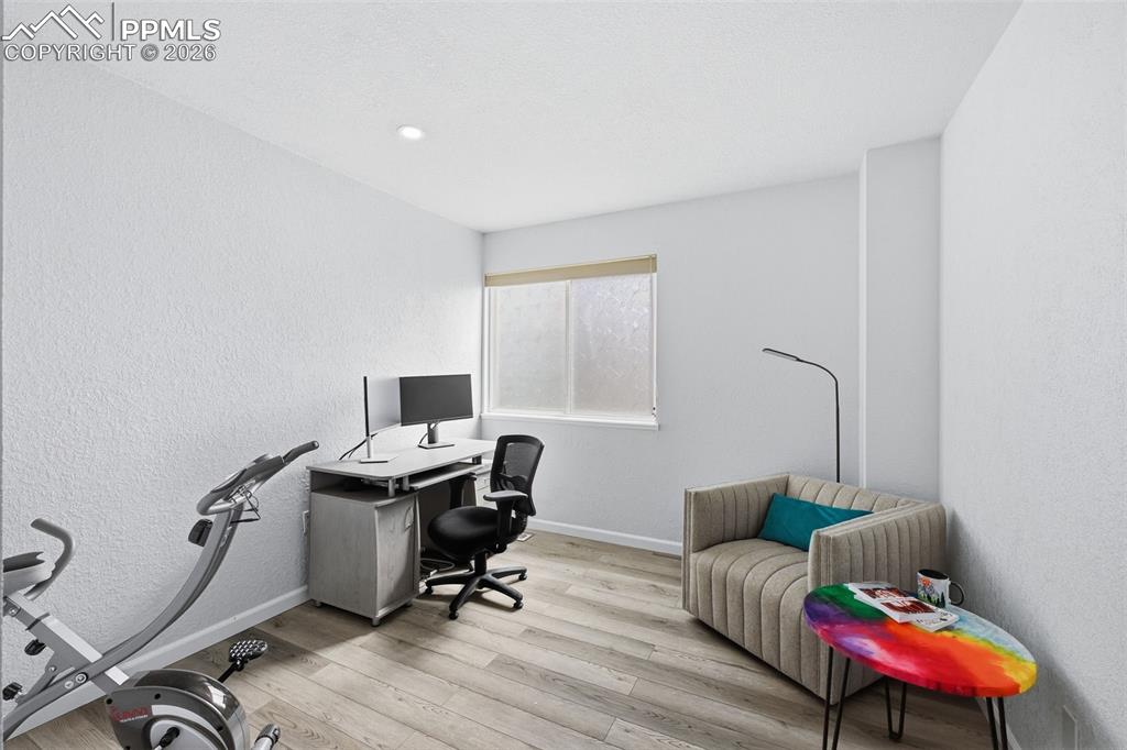 Image 25 of 31: Office