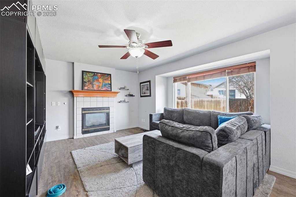 Image 4 of 31: Living Room