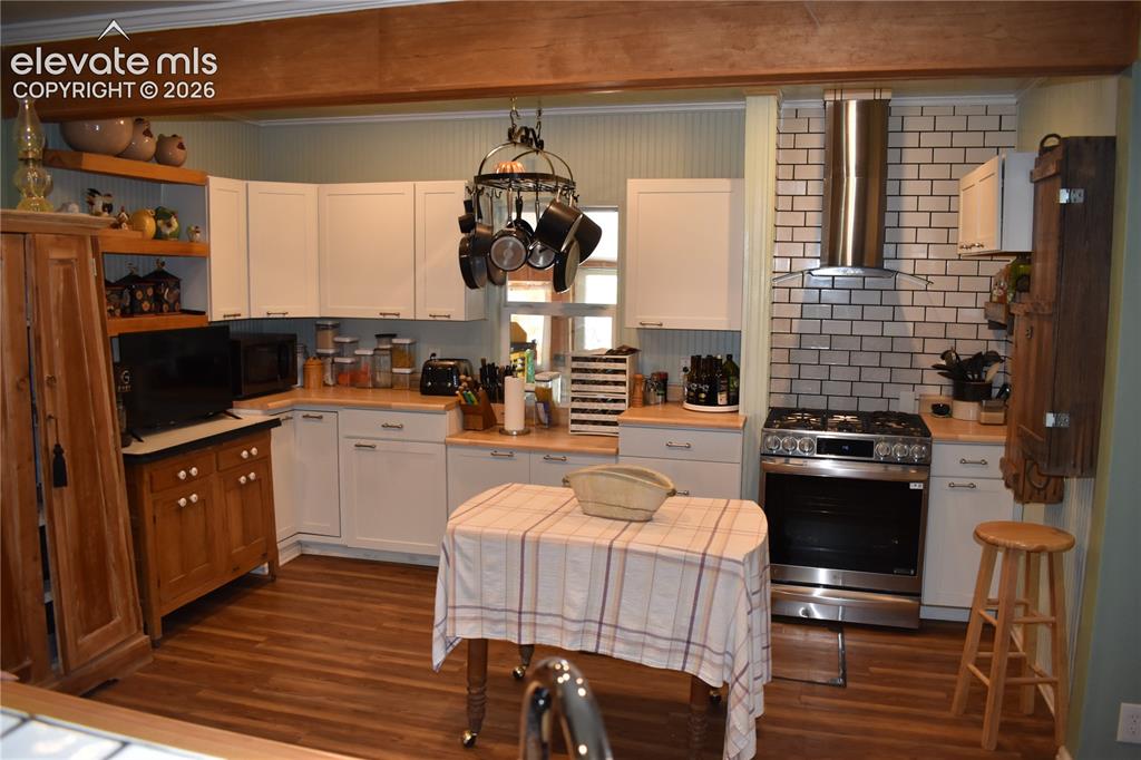 Image 10 of 50: Kitchen
