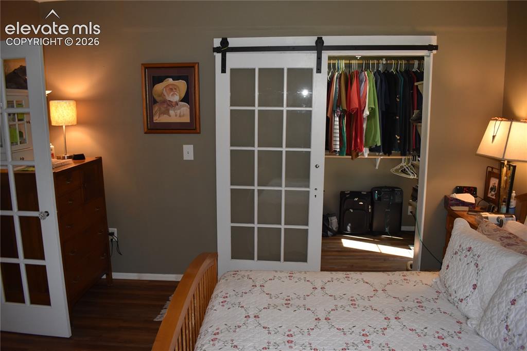 Image 18 of 50: Bedroom