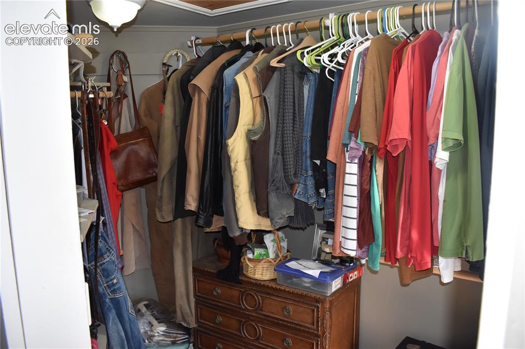 Image 19 of 50: Closet