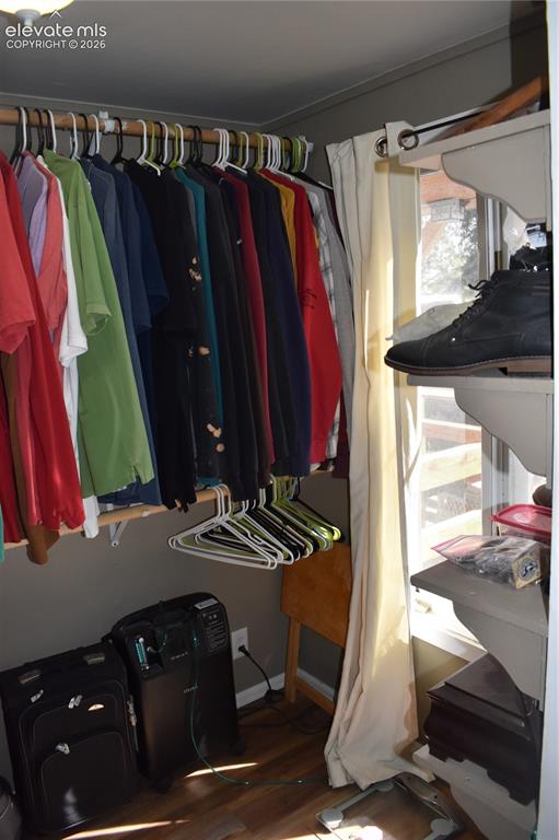 Image 20 of 50: Closet