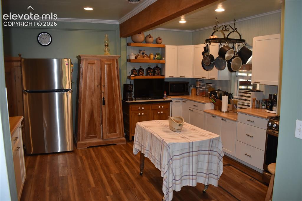 Image 8 of 50: Kitchen