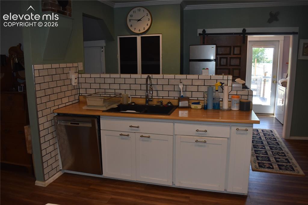 Image 9 of 50: Kitchen