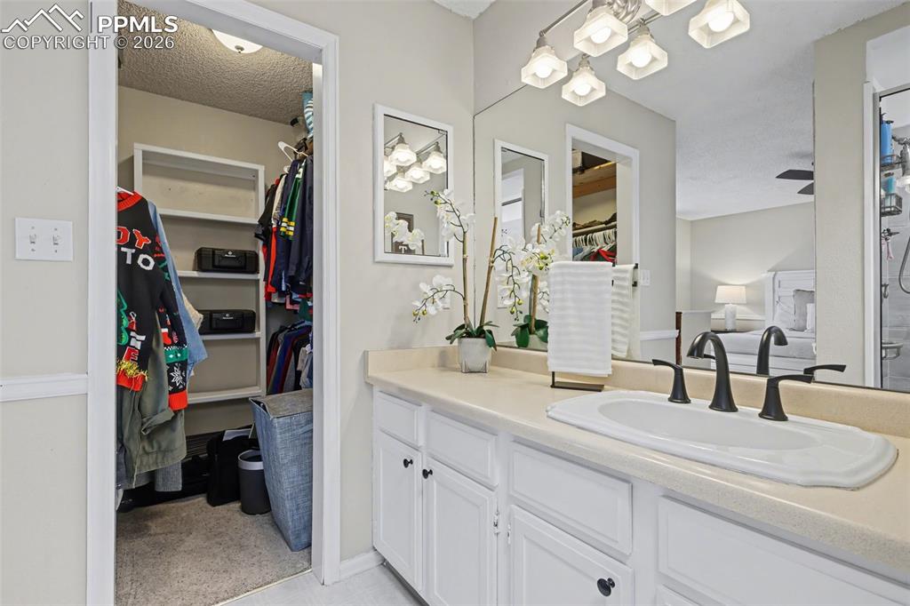 Image 15 of 37: Bathroom