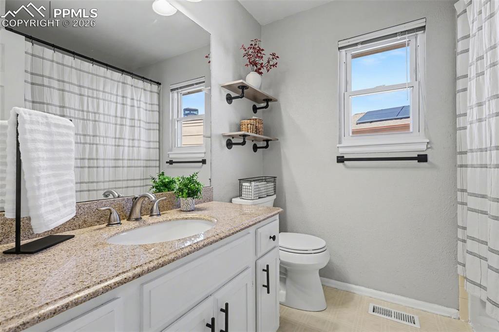 Image 18 of 37: Bathroom