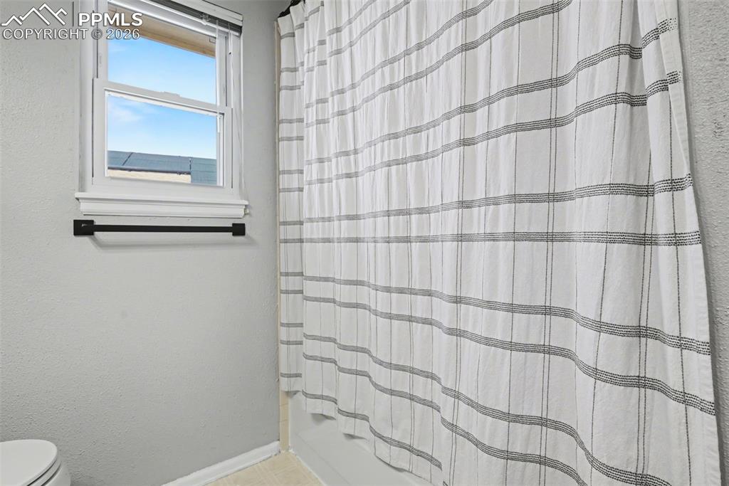 Image 19 of 37: Bathroom