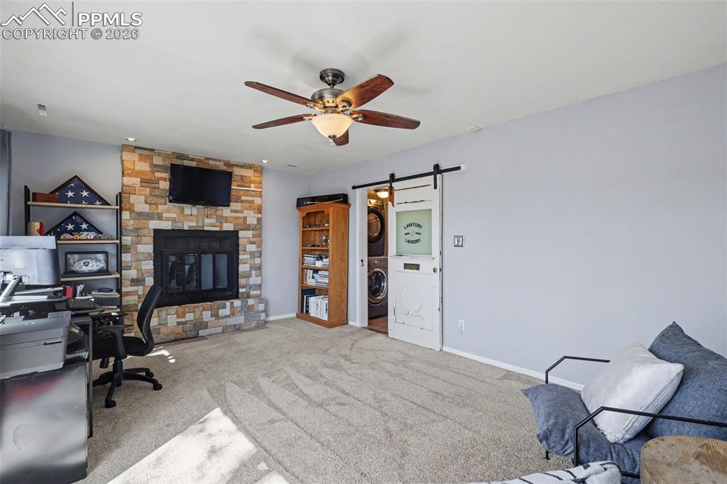 Image 22 of 37: Office