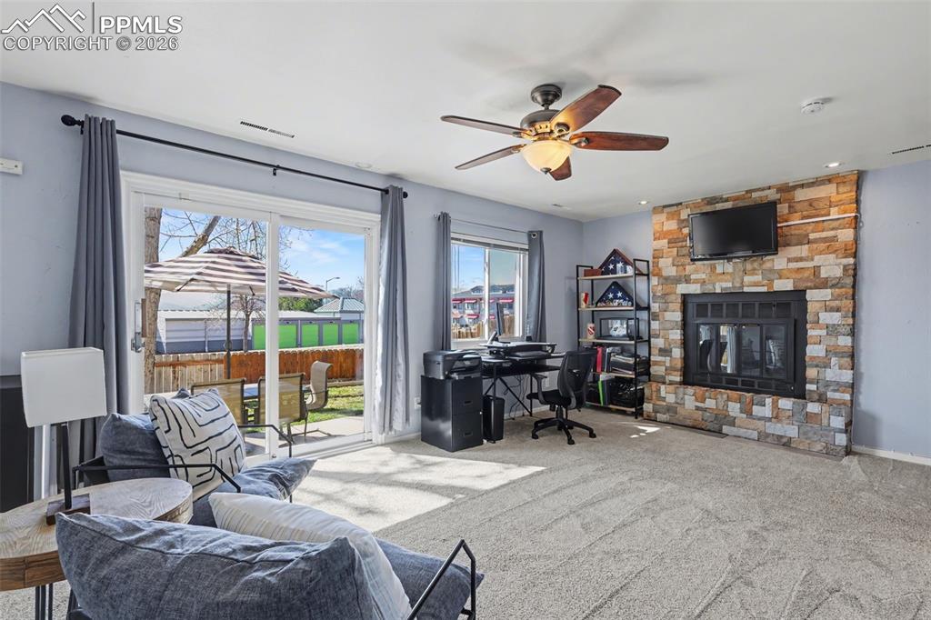 Image 23 of 37: Office