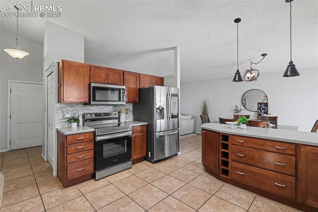 Image 9 of 37: Kitchen