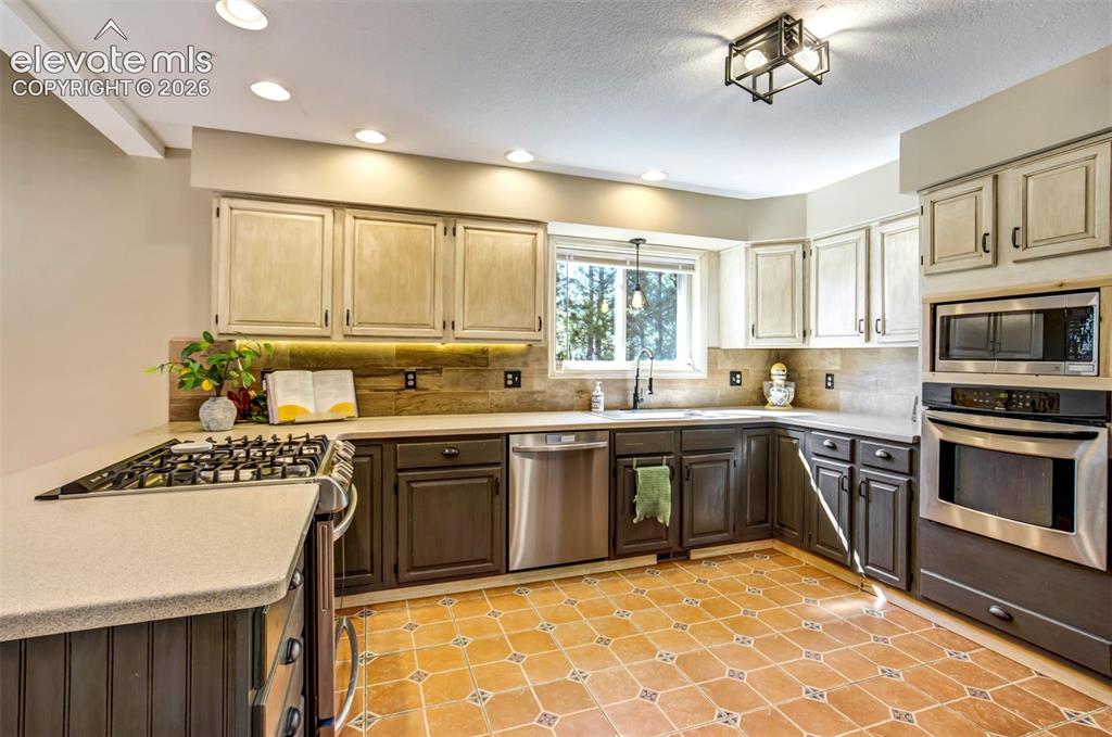 Image 10 of 50: Kitchen