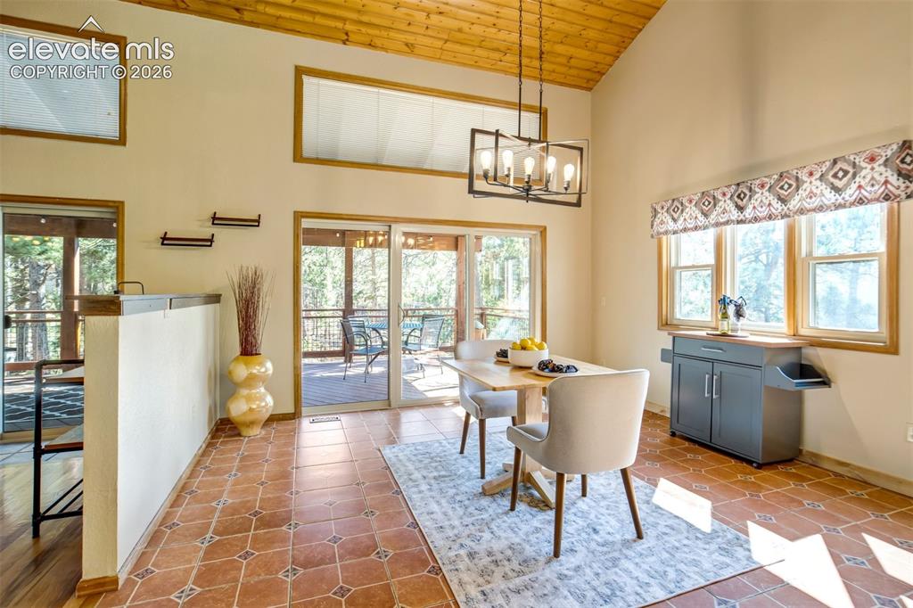 Image 14 of 50: Dining Area