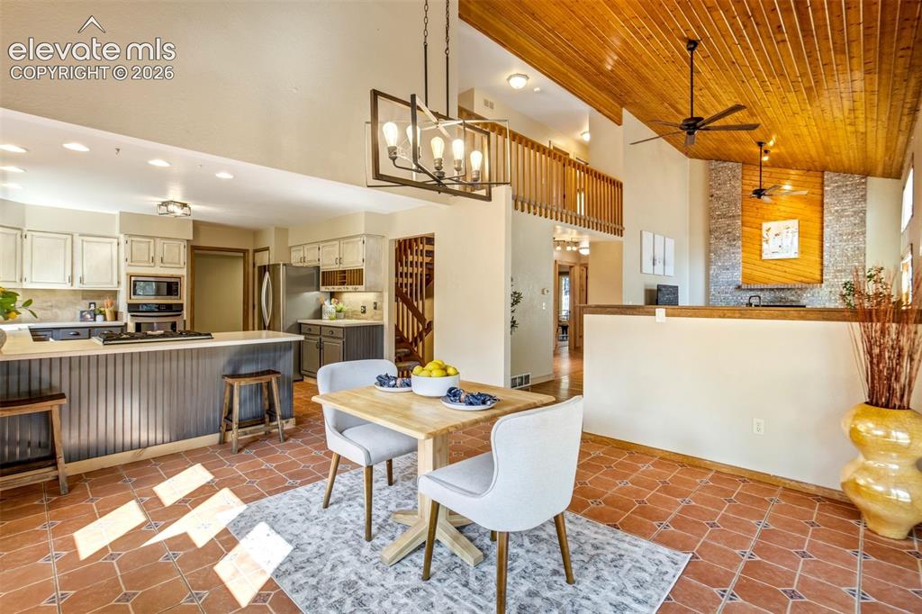 Image 16 of 50: Dining Area