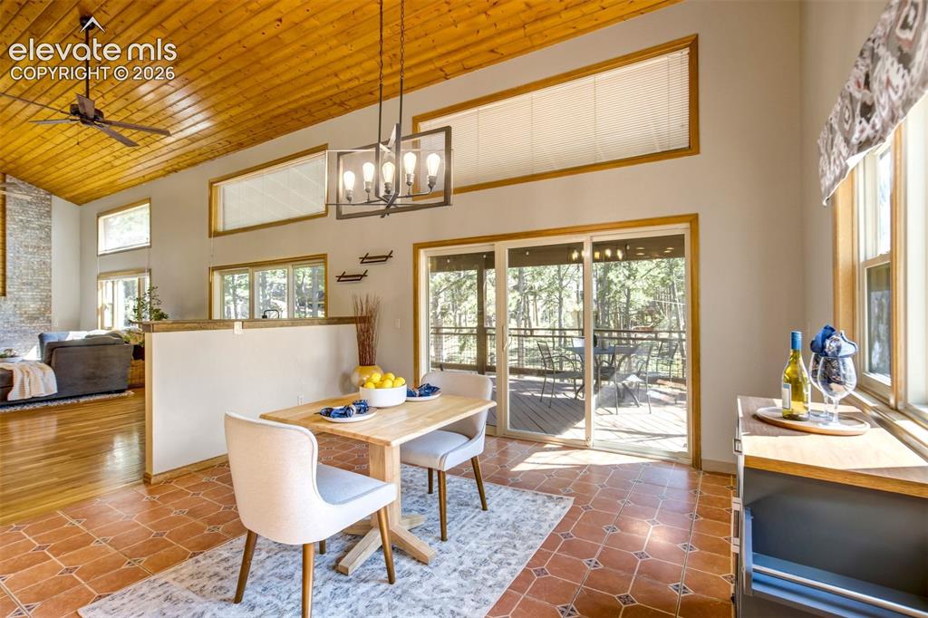 Image 17 of 50: Dining Area