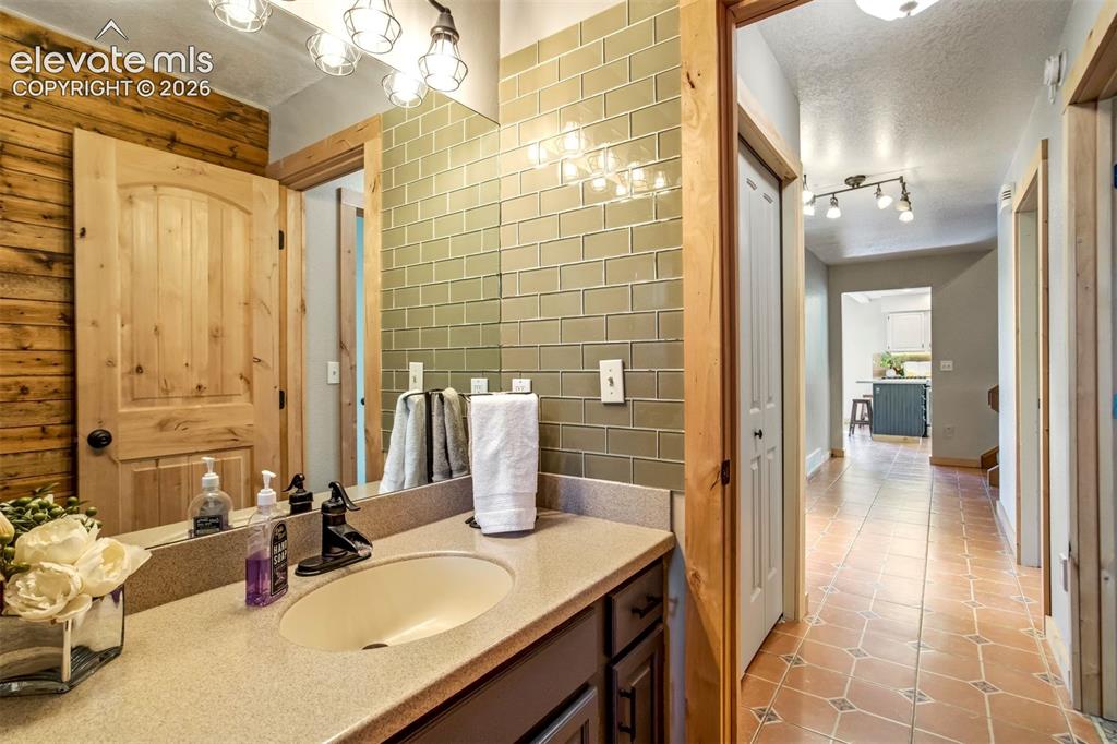Image 18 of 50: Bathroom