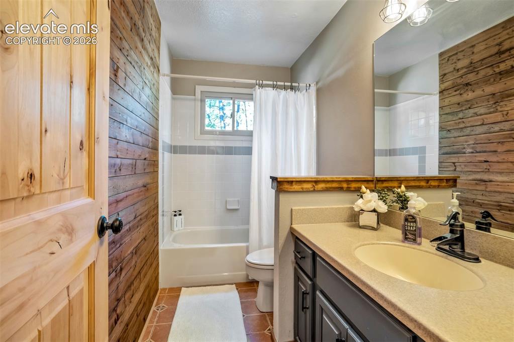 Image 19 of 50: Bathroom