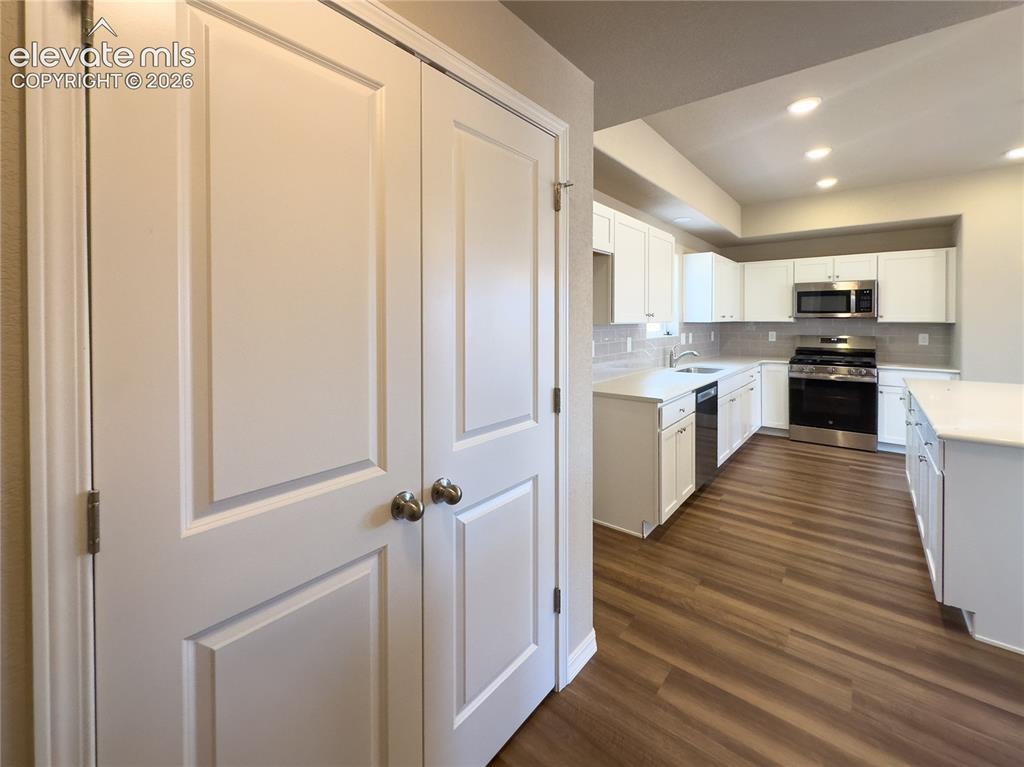 Image 9 of 30: Kitchen