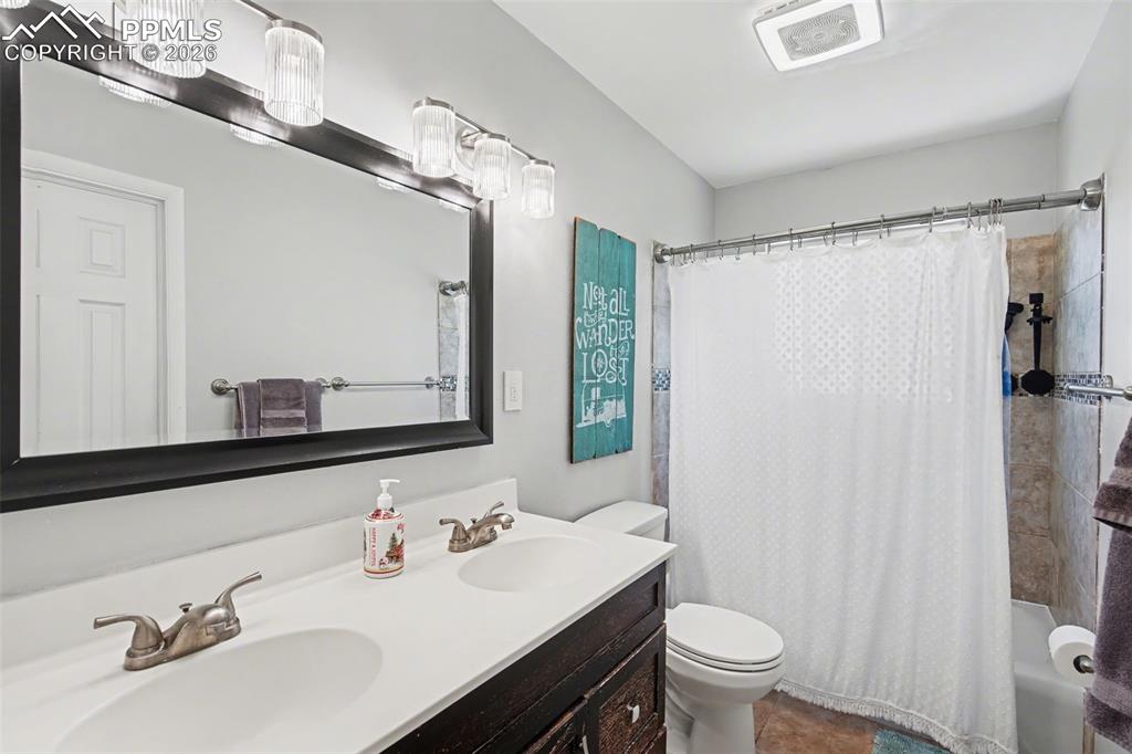 Image 15 of 33: Bathroom