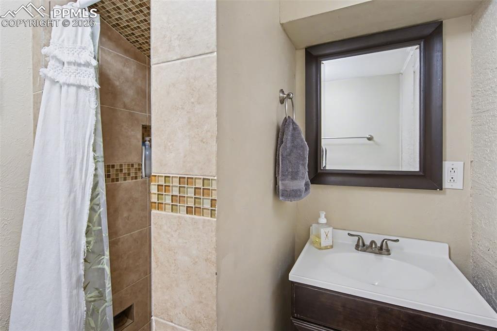 Image 19 of 33: Bathroom