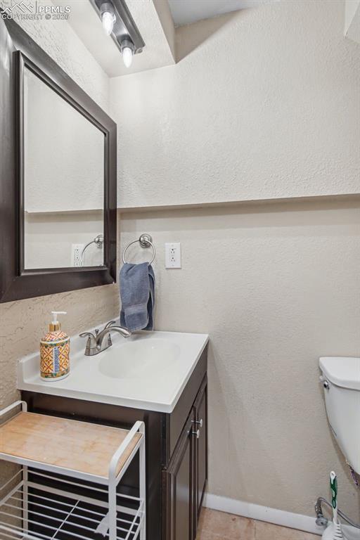 Image 25 of 33: Bathroom