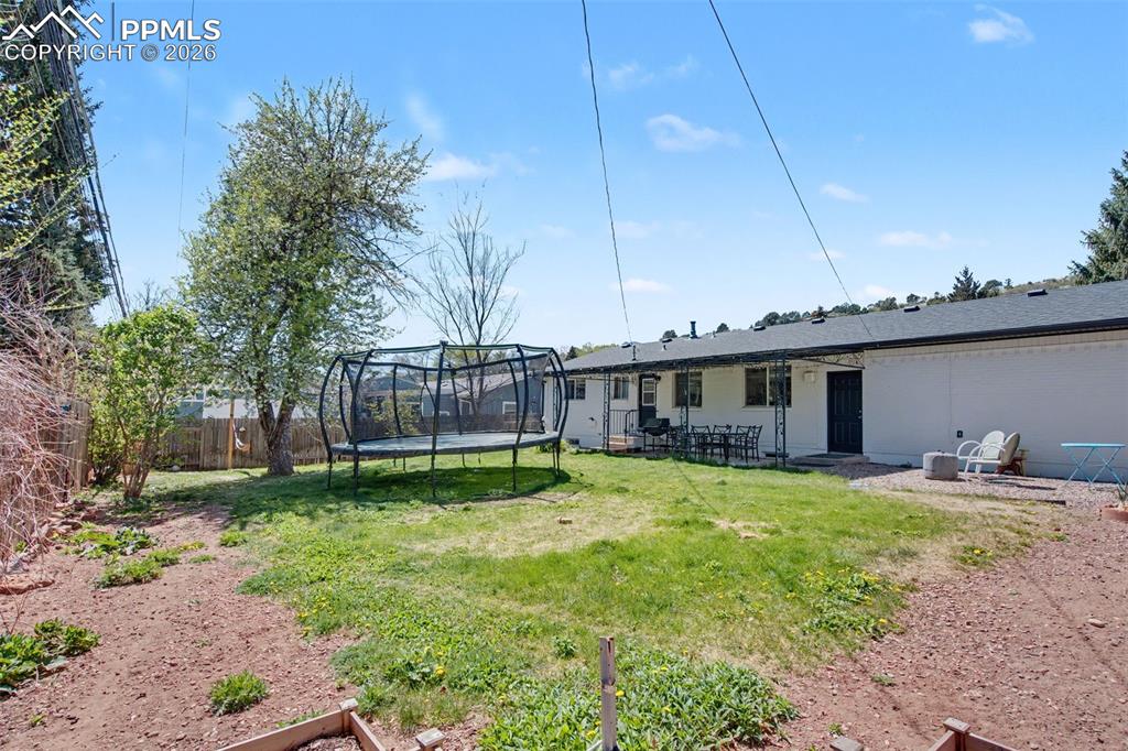 Image 28 of 33: Yard