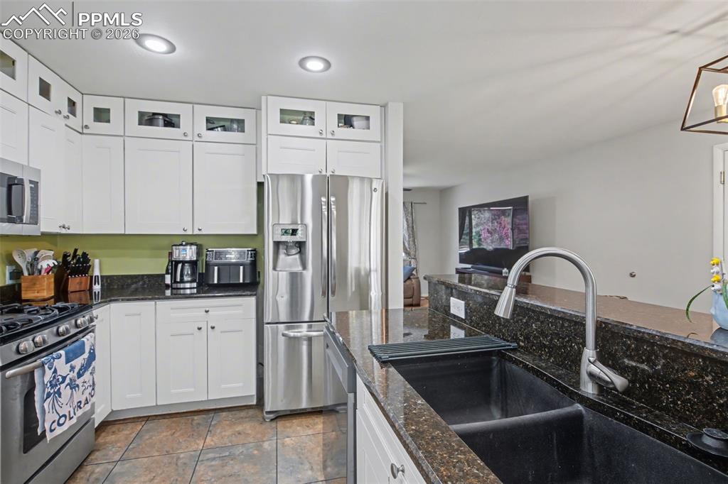 Image 7 of 33: Kitchen