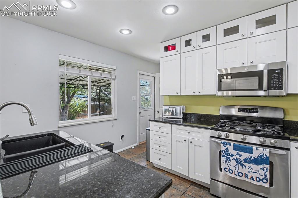 Image 8 of 33: Kitchen